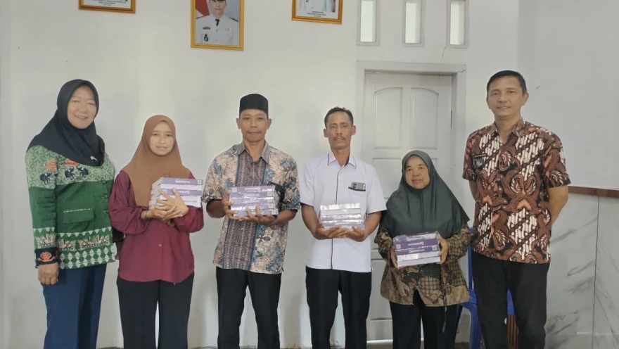 PENYERAHAN BANTUAN AL-QUR'AN DARI IBU BUPATI TULANG BAWANG UNTUK LEMBAGA KEAGAMAAN DI KAMPUNG KIBANG PACING