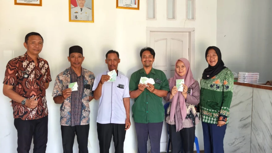KEPALA KAMPUNG KIBANG PACING SERAHKAN SECARA SIMBOLIS KARTU BPJS KETENAGAKERJAAN KEPADA 25 KPM